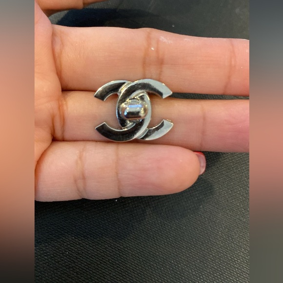 Beautiful buttons handmade into earrings - Picture 5 of 6